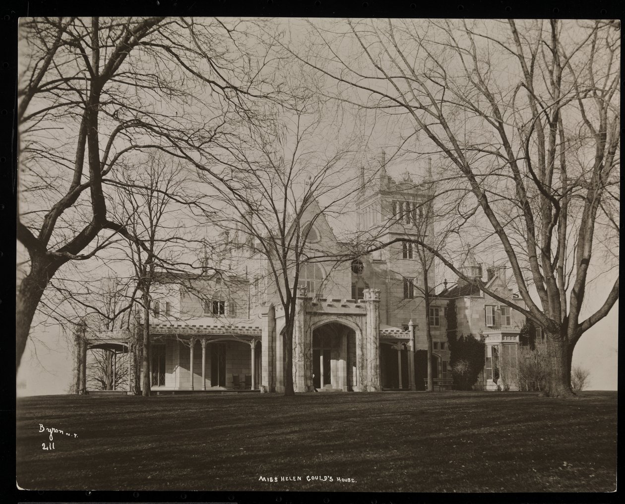 A propriedade de Helen Gould (residência do falecido Jay Gould) em Tarrytown, Nova York, 1893-94 (impressão em gelatina de prata) de Byron Company