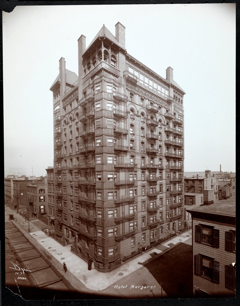 O Hotel Margaret, Brooklyn, 1907 (impressão em gelatina de prata) de Byron Company