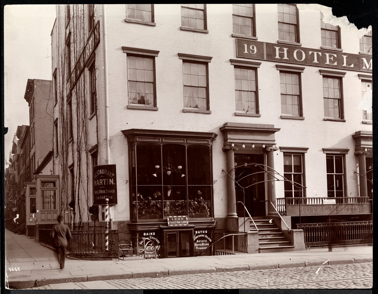 O Hotel Martin em 19 Lafayette Place, Nova York, 1896 (impressão em gelatina de prata) de Byron Company