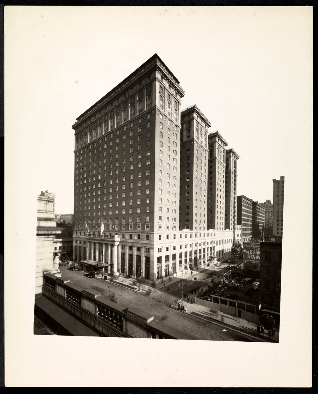 O Hotel Pennsylvania, 7th Avenue e 32nd Street, Nova York, 1919 (impressão em gelatina de prata) de Byron Company