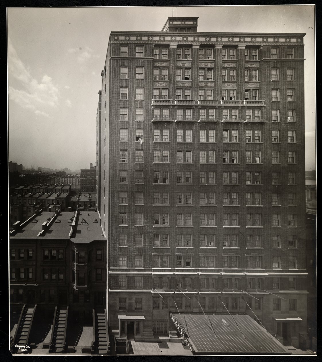 O Hotel Robert Fulton, 228 West 71st Street, Nova York, 1920 (impressão em gelatina de prata) de Byron Company