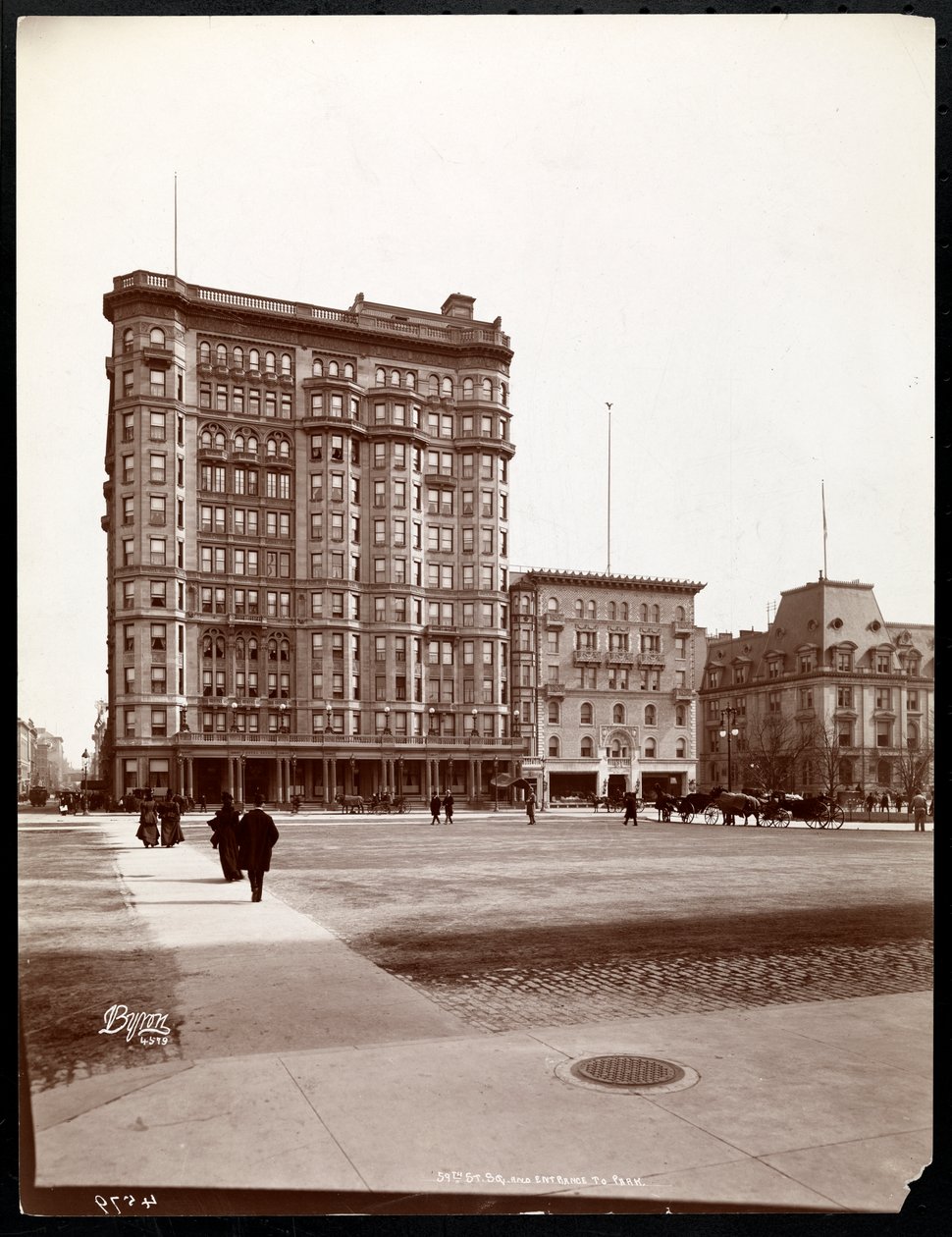 O Hotel Savoy na 59th Street e 5th Avenue, vista da entrada do Central Park, Nova York, 1898 (impressão em gelatina de prata) de Byron Company