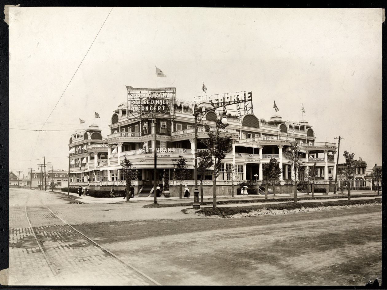 O Hotel Shelburne na Sea Breeze Avenue e Ocean Parkway, Coney Island, Nova York, c.1913 (impressão em gelatina de prata) de Byron Company