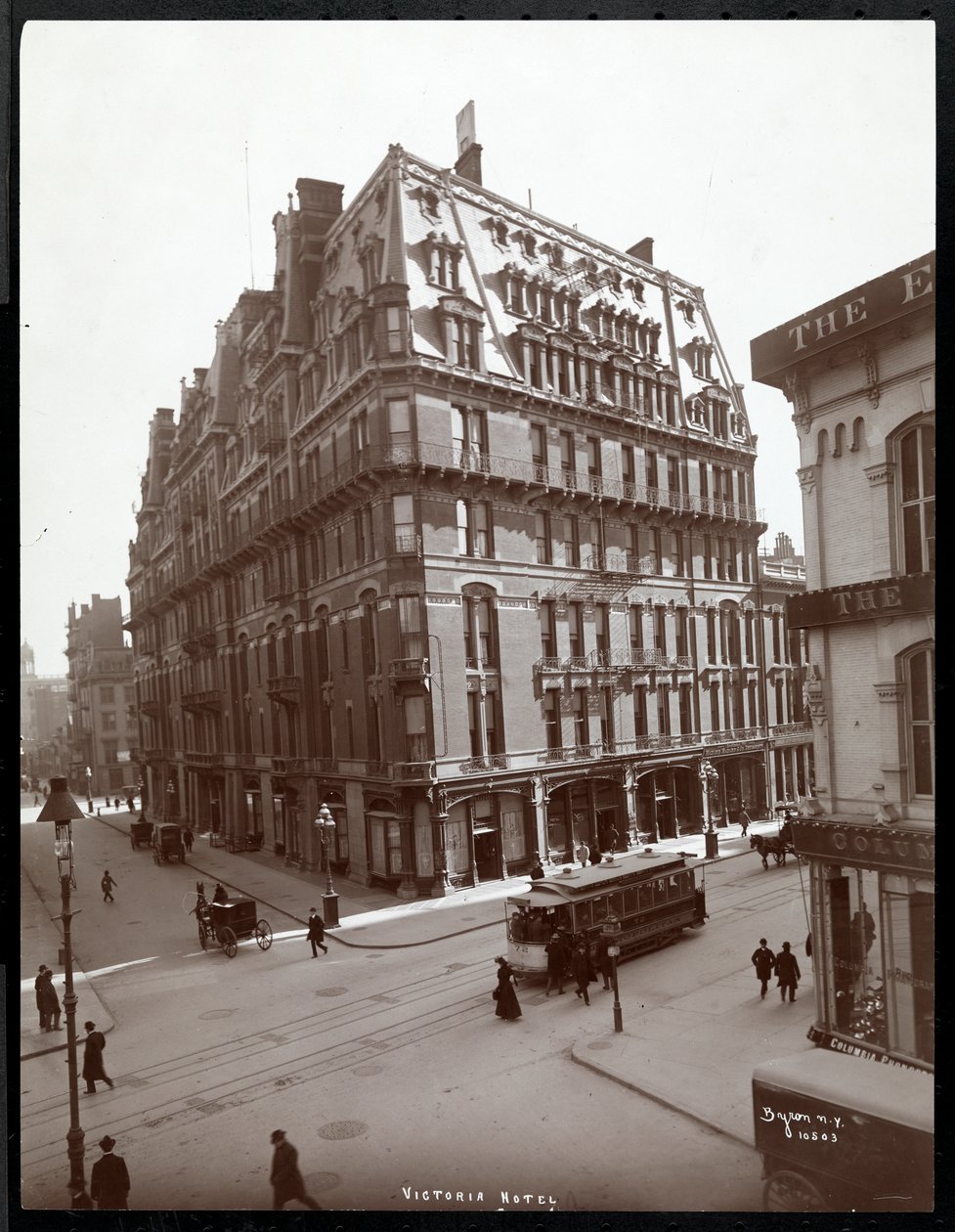 O Hotel Victoria, canto sudeste da Broadway e 27th Street, Nova York, 1900 ou 1901 (impressão em gelatina de prata) de Byron Company