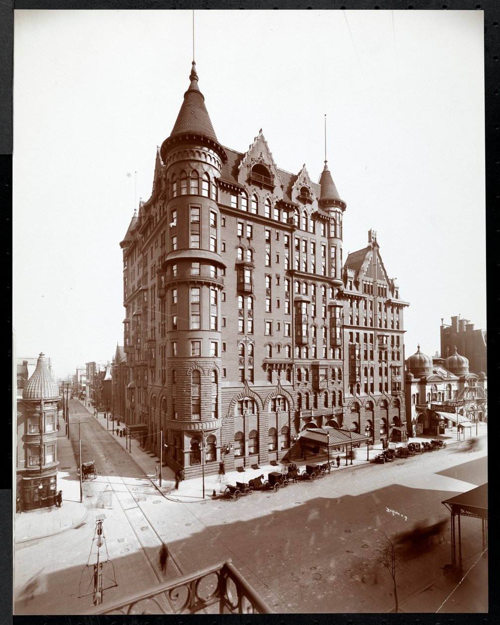 O Hotel Walton, Filadélfia, c.1905 (impressão em gelatina de prata) de Byron Company
