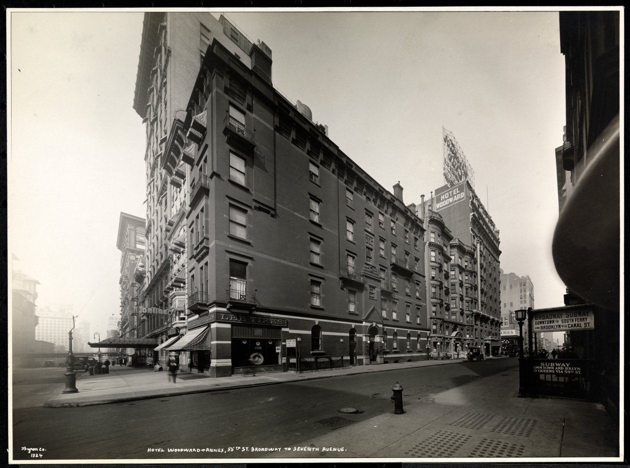 O Hotel Woodward, Broadway e 55th Street, Nova York, 1920 (impressão em gelatina de prata) de Byron Company