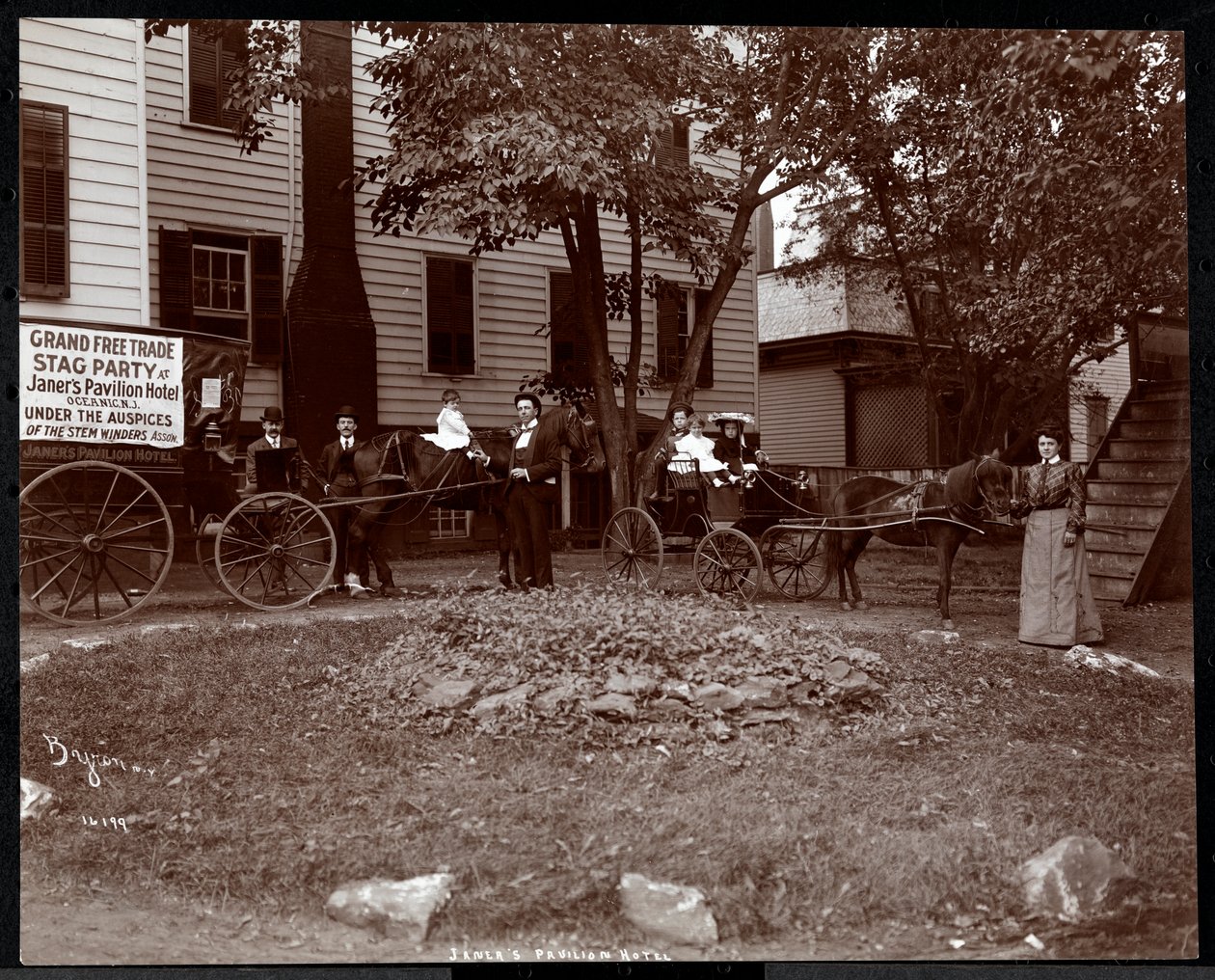 A família Janer fora do Janer&39;s Pavilion Hotel, em Red Bank, Nova Jersey, em 1903 (impressão em gelatina de prata) de Byron Company