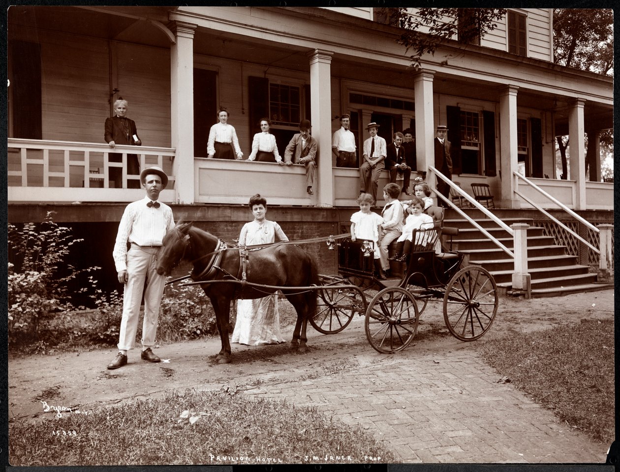 A família Janer, funcionários e convidados no Janer&39;s Pavilion Hotel, Red Bank, Nova Jersey, 1903 (impressão em gelatina prateada) de Byron Company