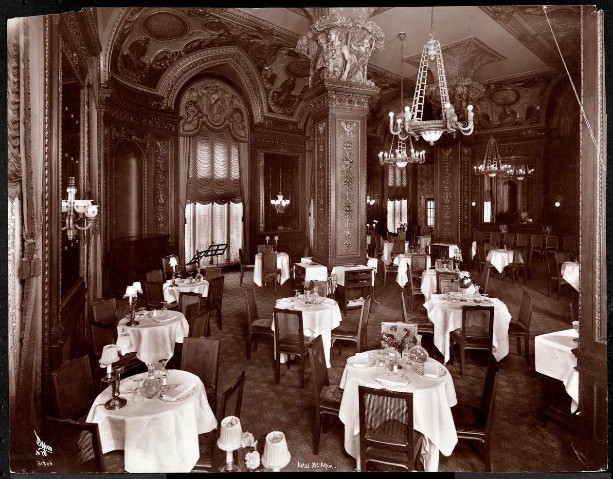 The Ladies &39;Cafe no Hotel McAlpin, 1913 (impressão em gelatina de prata) de Byron Company