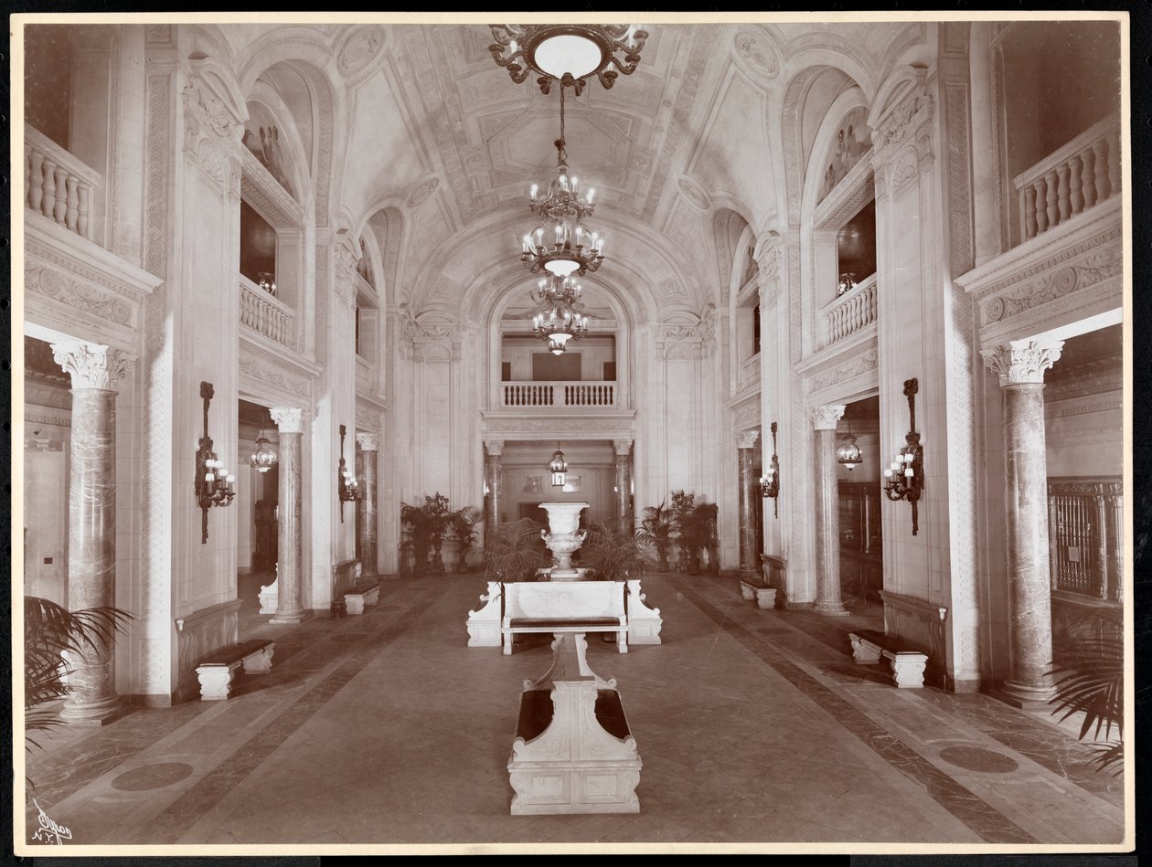 O lobby do Hotel McAlpin, 1913 (impressão em gelatina de prata) de Byron Company