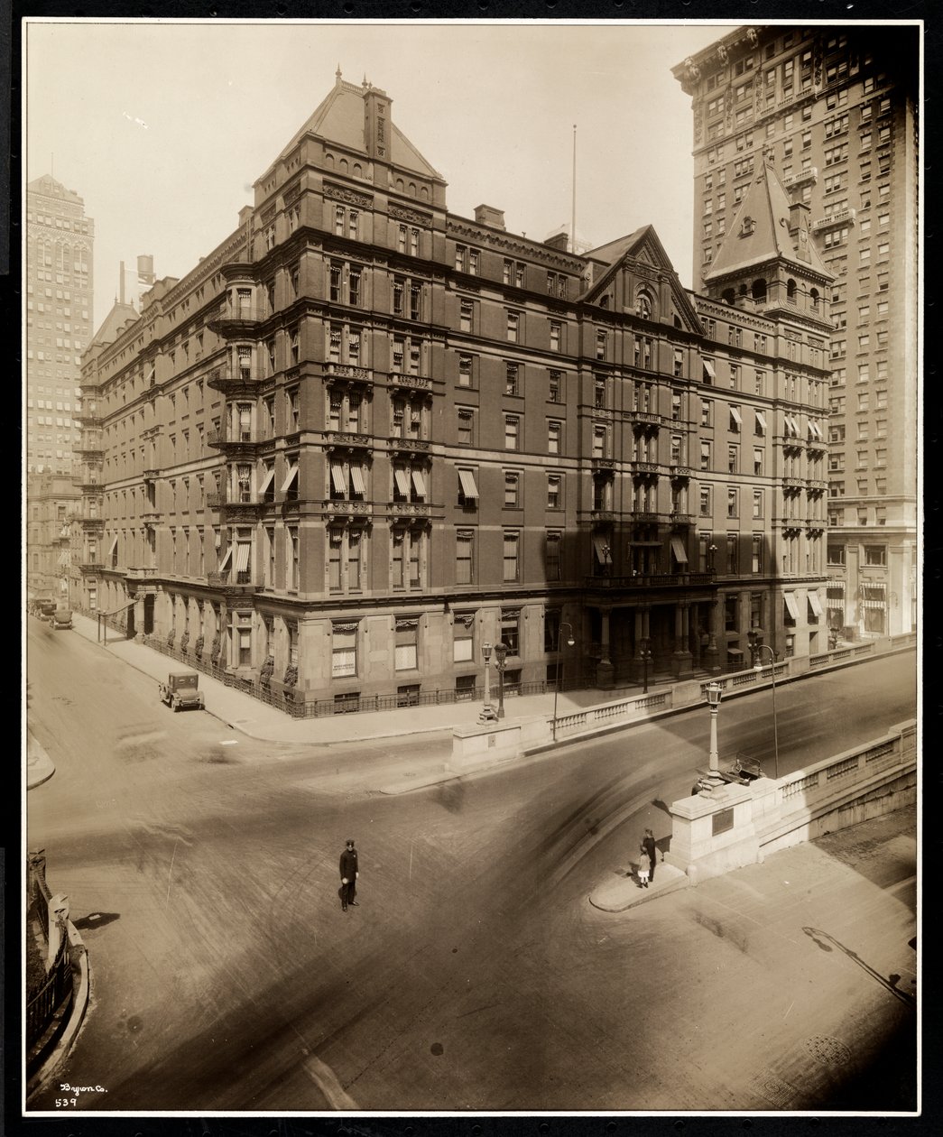 O Murray Hill Hotel, Park Avenue e 40th Street, Nova York, 1919 (impressão em gelatina de prata) de Byron Company