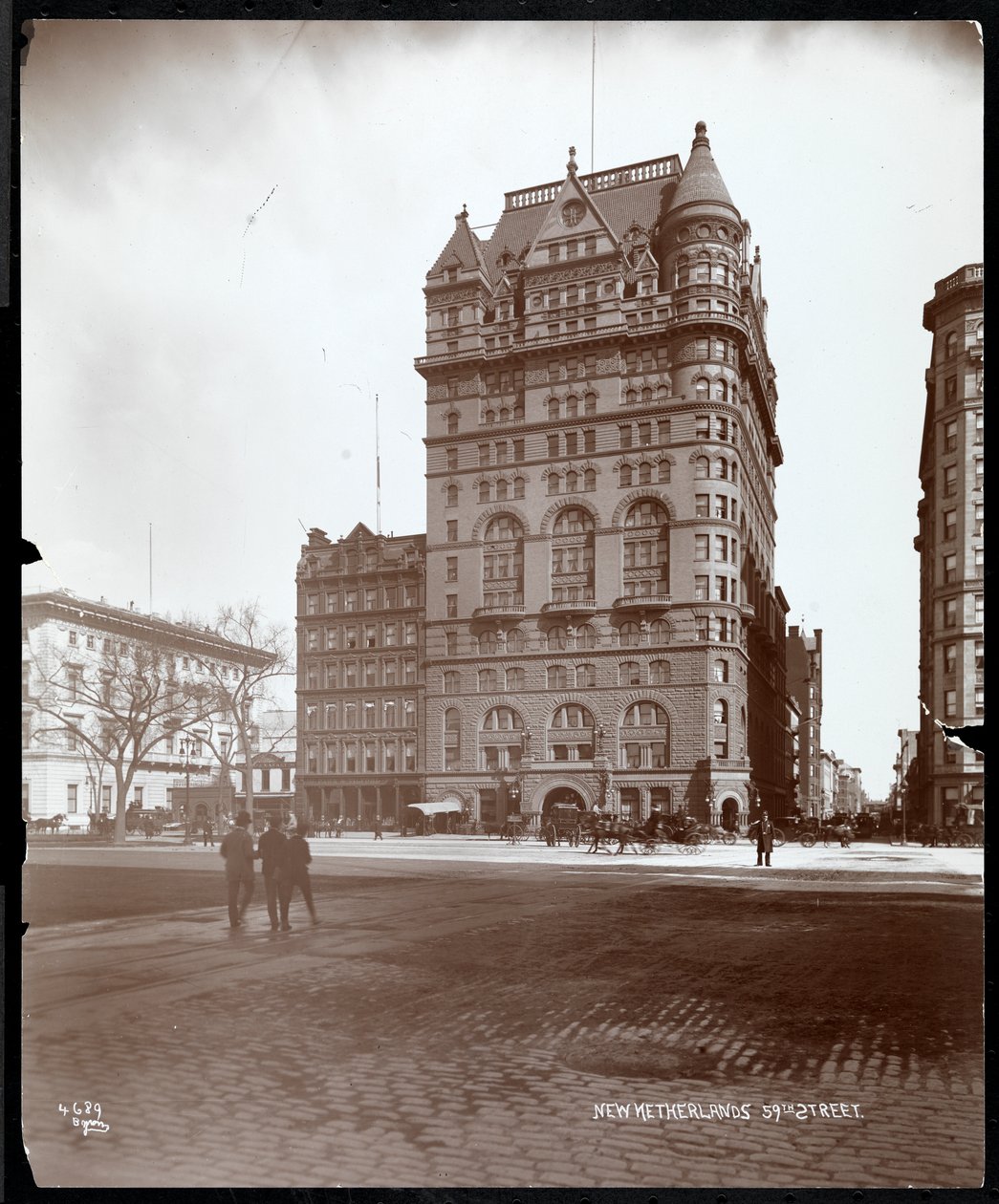 O New Netherland Hotel, 5th Avenue e 59th Street, Nova York, 1898 (impressão em gelatina de prata) de Byron Company