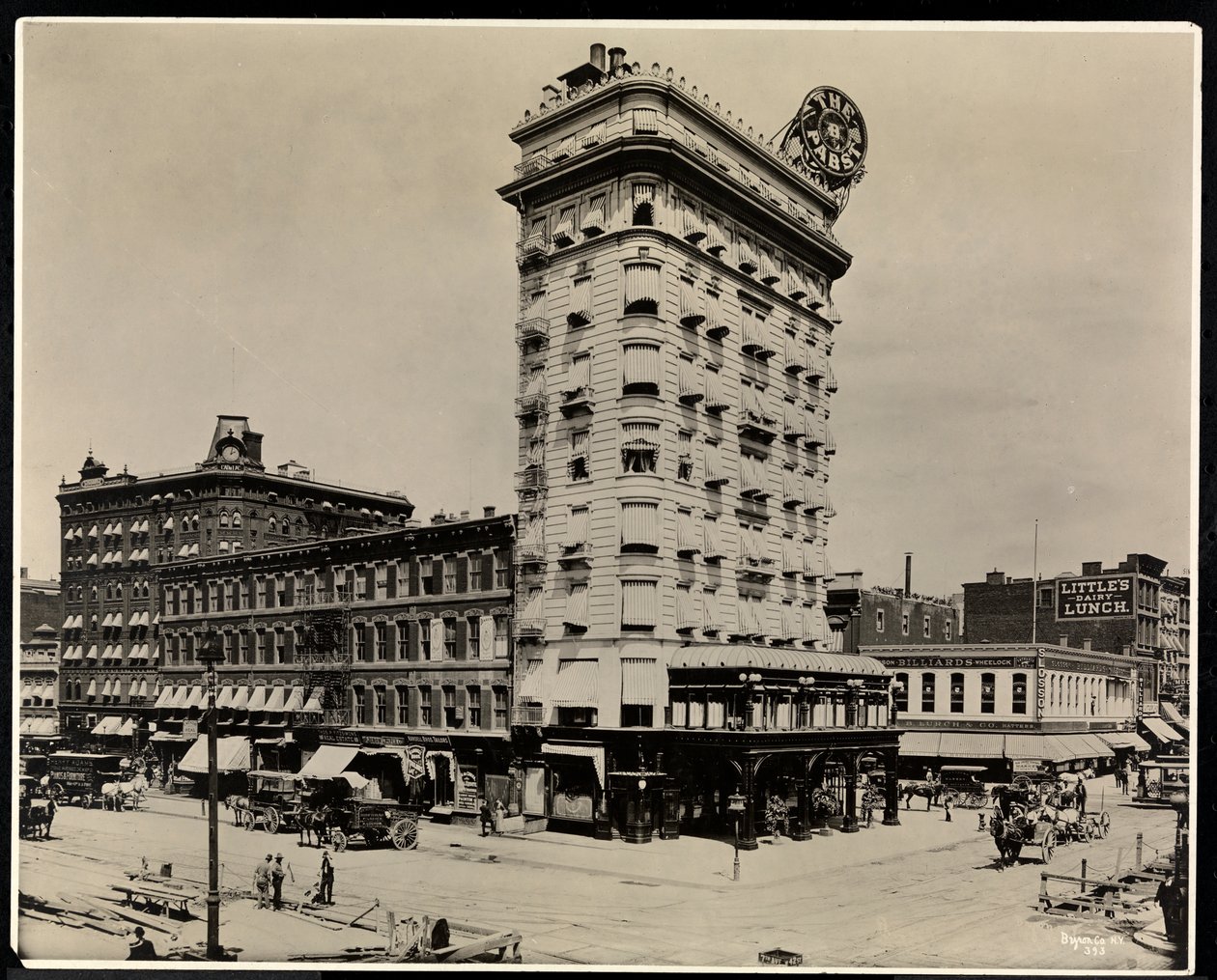O Pabst Hotel, 42nd Street, Broadway e 7th Avenue, Nova York, 1919 (impressão em gelatina de prata) de Byron Company