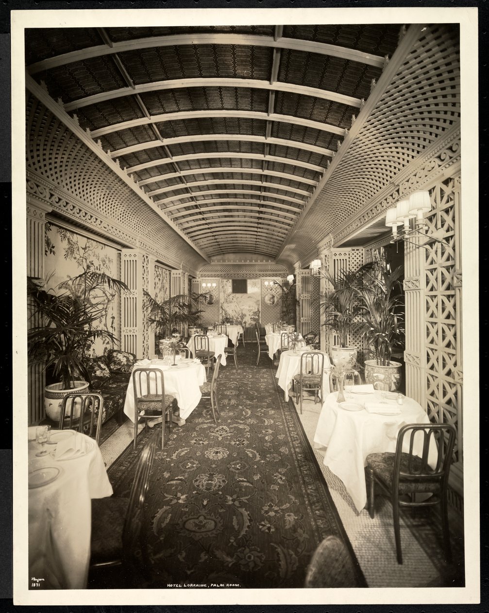 O restaurante Palm Room no Hotel Lorraine, 1923 (impressão em gelatina de prata) de Byron Company