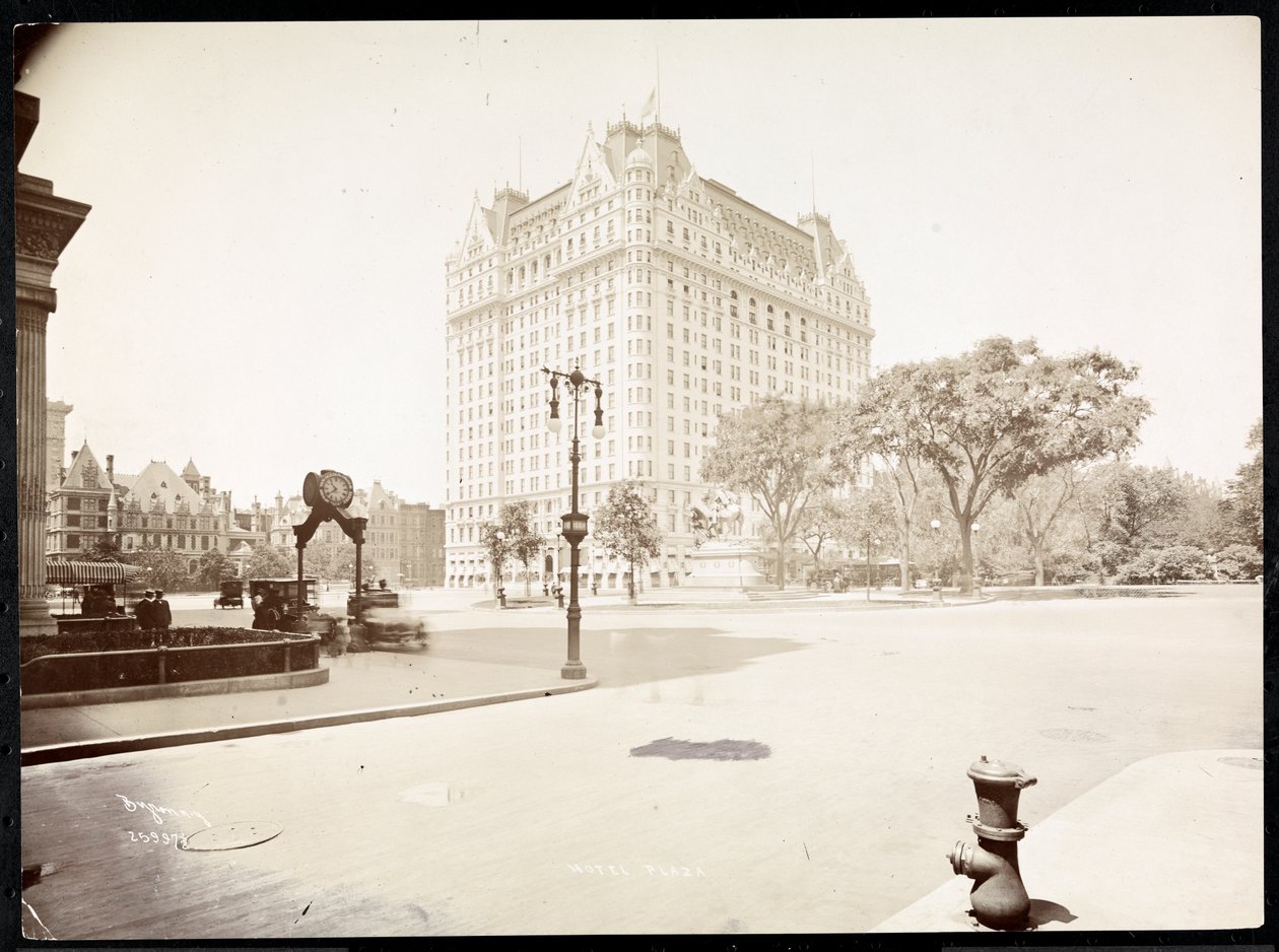 O Plaza Hotel, 5th Avenue e 59th Street, Nova York, 1907 (impressão em gelatina de prata) de Byron Company