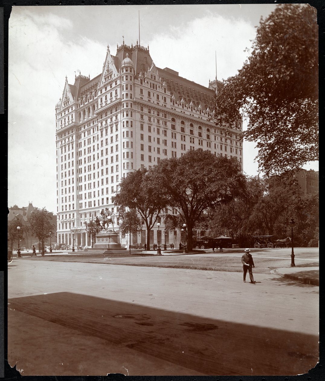 O Plaza Hotel, 5th Avenue e 59th Street, Nova York, 1907 (impressão em gelatina de prata) de Byron Company