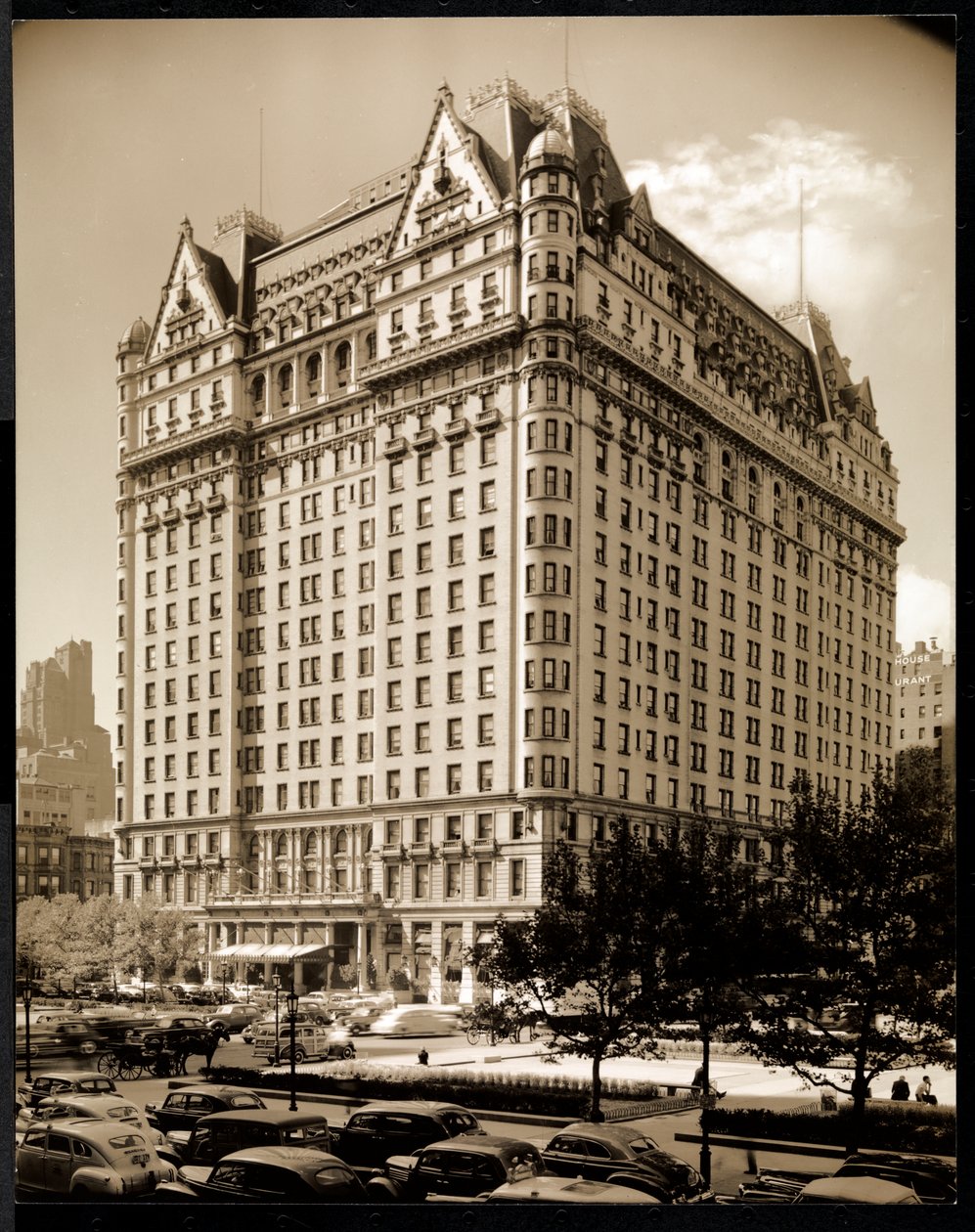 O Plaza Hotel, 5th Avenue e 59th Street, Nova York, c.1937 (impressão em gelatina de prata) de Byron Company
