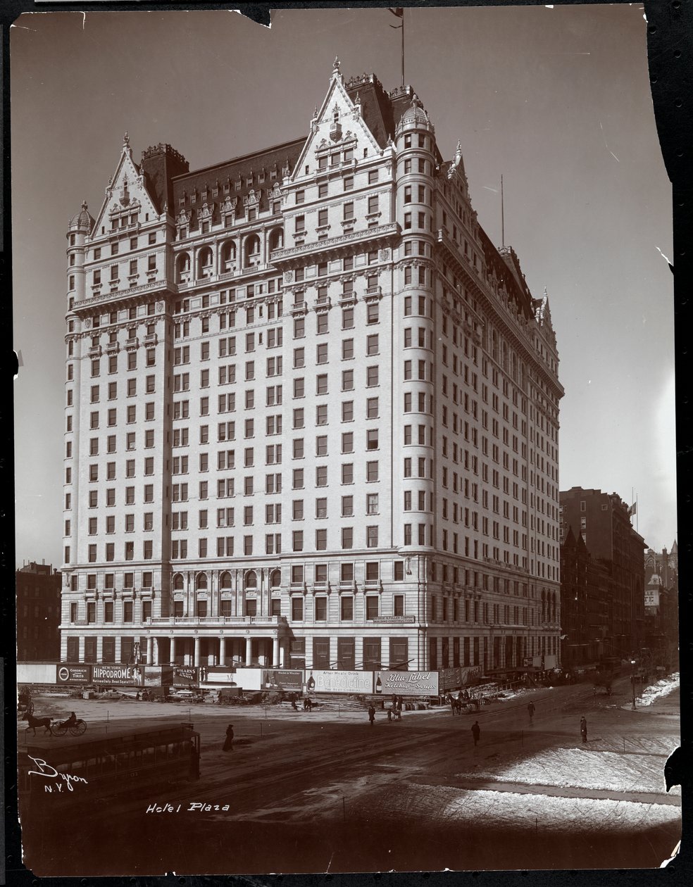O Plaza Hotel em construção, 5th Avenue e 59th Street, Nova York, c.1907 (impressão em gelatina de prata) de Byron Company