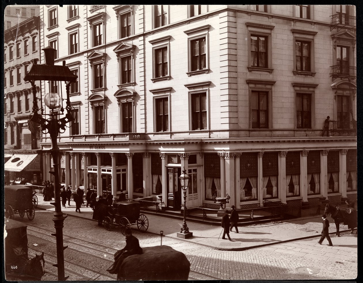 O St. James Hotel, canto nordeste da Broadway e 26 ou 27 Street, Nova York, 1896 (impressão de gelatina de prata) de Byron Company