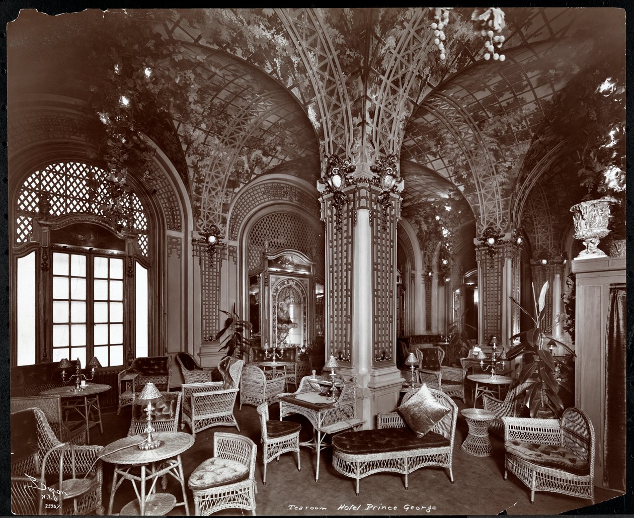 A sala de chá do Hotel Prince George, 1907 (impressão em gelatina de prata) de Byron Company