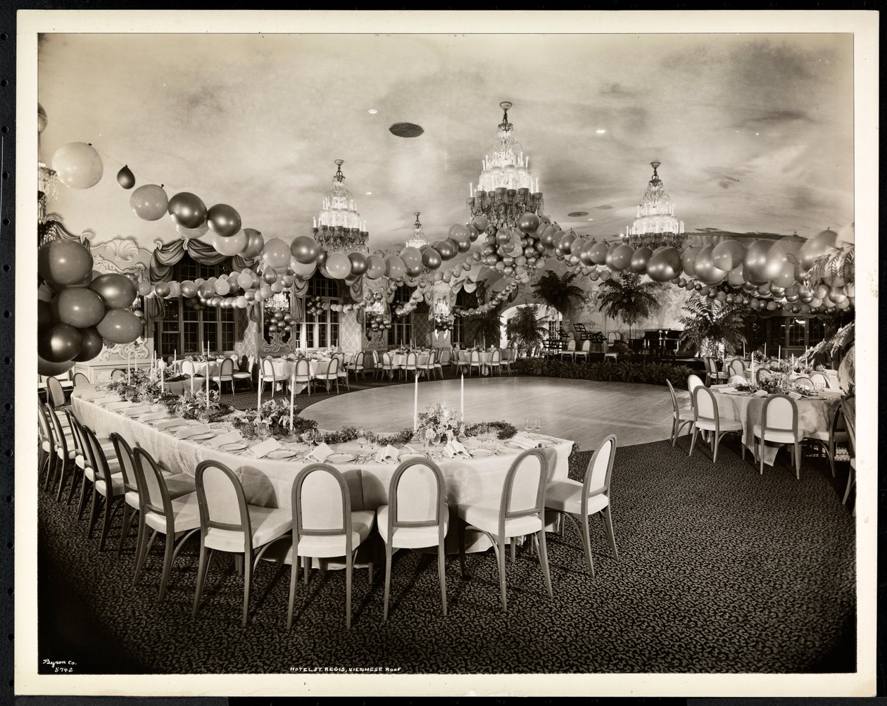 O telhado vienense no Hotel St. Regis, 1937 (impressão em gelatina de prata) de Byron Company