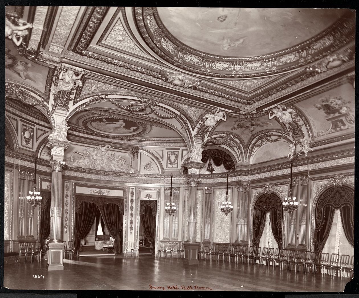 O salão de festas do Hotel Savoy, c.1895-96 (impressão em gelatina de prata) de Byron Company