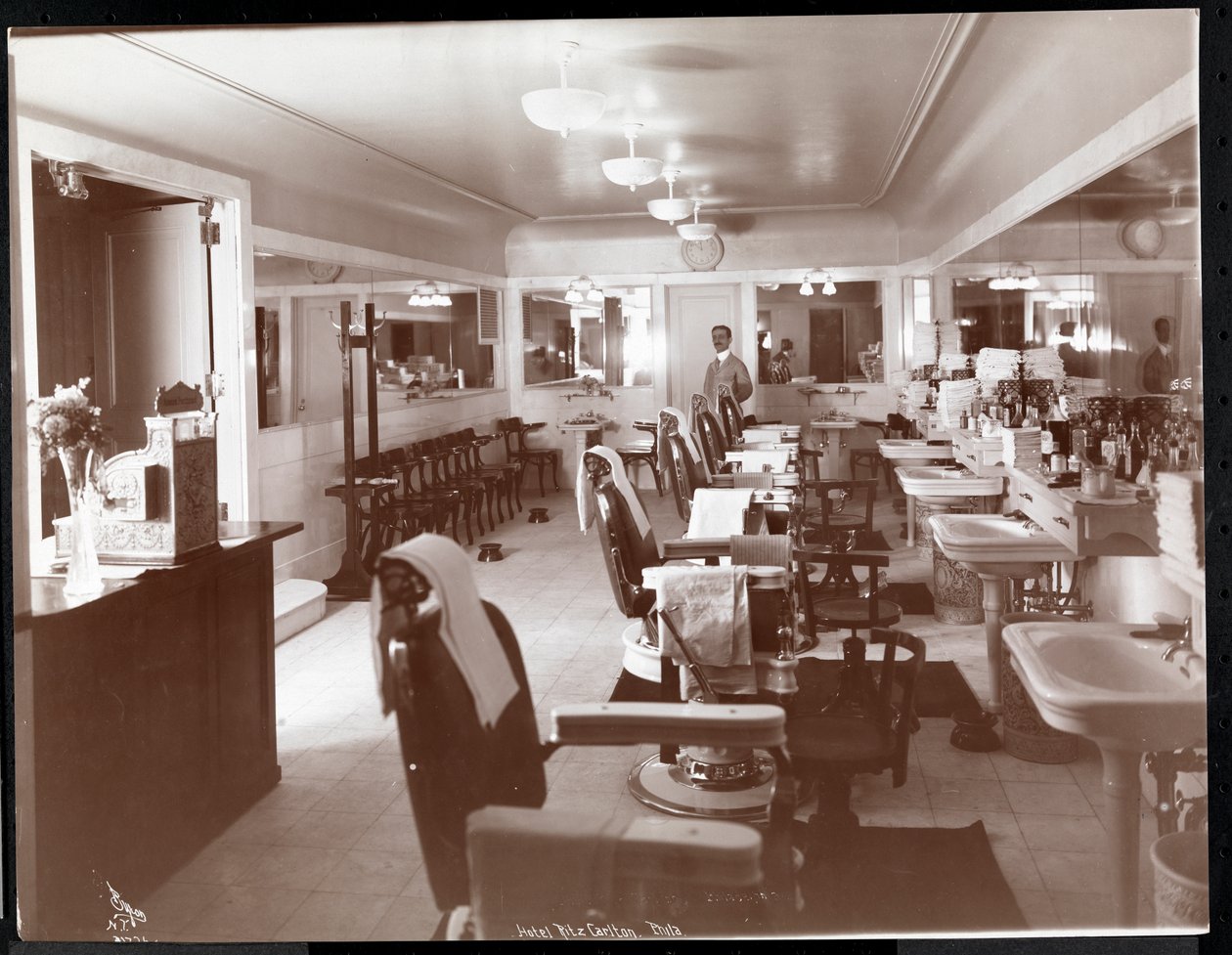 A barbearia no Philadelphia Ritz-Carlton Hotel, 1913 (impressão em gelatina de prata) de Byron Company