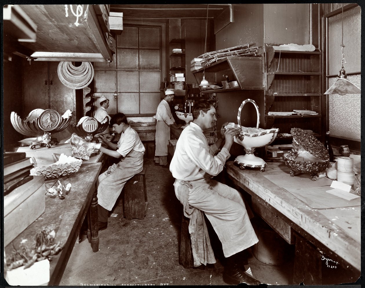 O departamento de confeitaria do Hotel Delmonico, 1902 (impressão em gelatina de prata) de Byron Company
