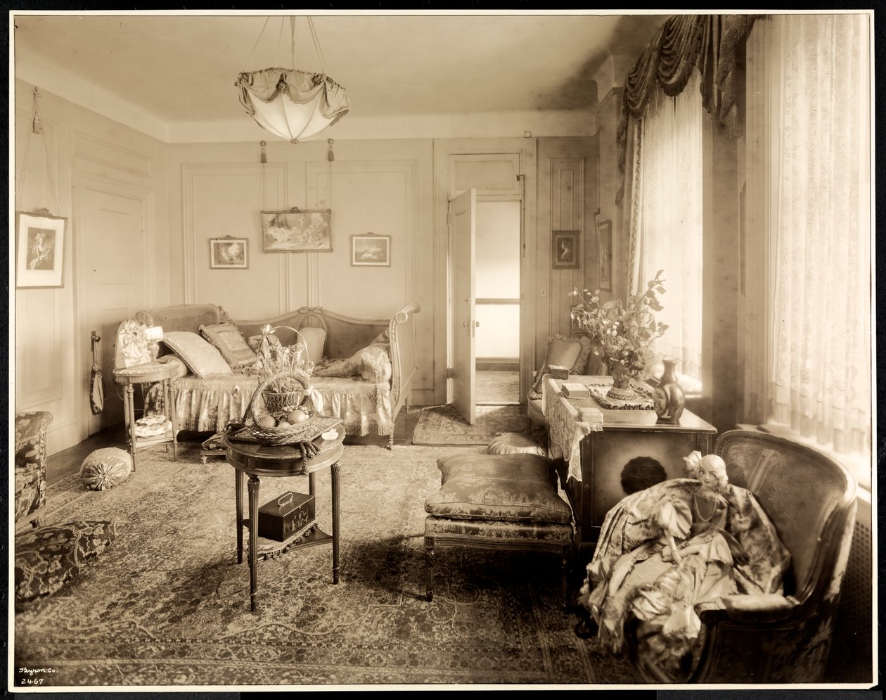 A sala de estar da suite 1047 no Hotel Majestic, 1925 (impressão em gelatina de prata) de Byron Company