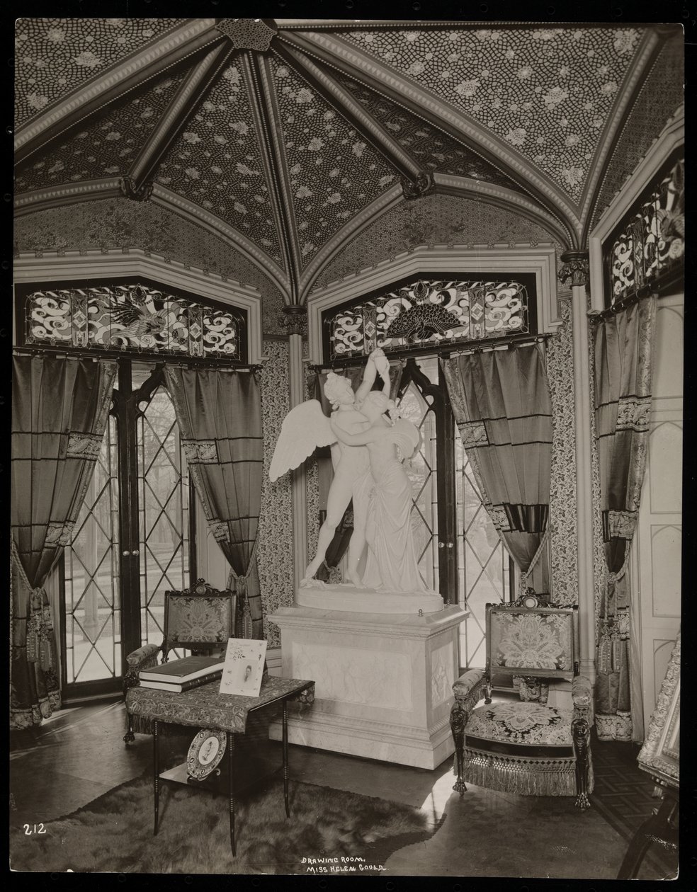 A sala de estar da propriedade Helen Gould (residência do falecido Jay Gould) em Tarrytown, Nova York, 1893-94 (impressão em gelatina de prata) de Byron Company