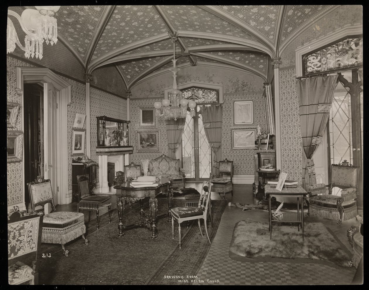 A sala de estar da propriedade Helen Gould (residência do falecido Jay Gould) em Tarrytown, Nova York, 1893-94 (impressão em gelatina de prata) de Byron Company
