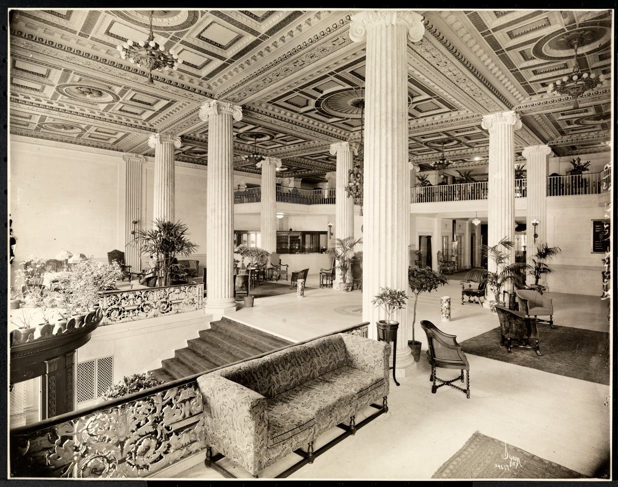 A entrada e o saguão do Robert Treat Hotel, Newark, Nova Jersey, 1916 (impressão em gelatina de prata) de Byron Company