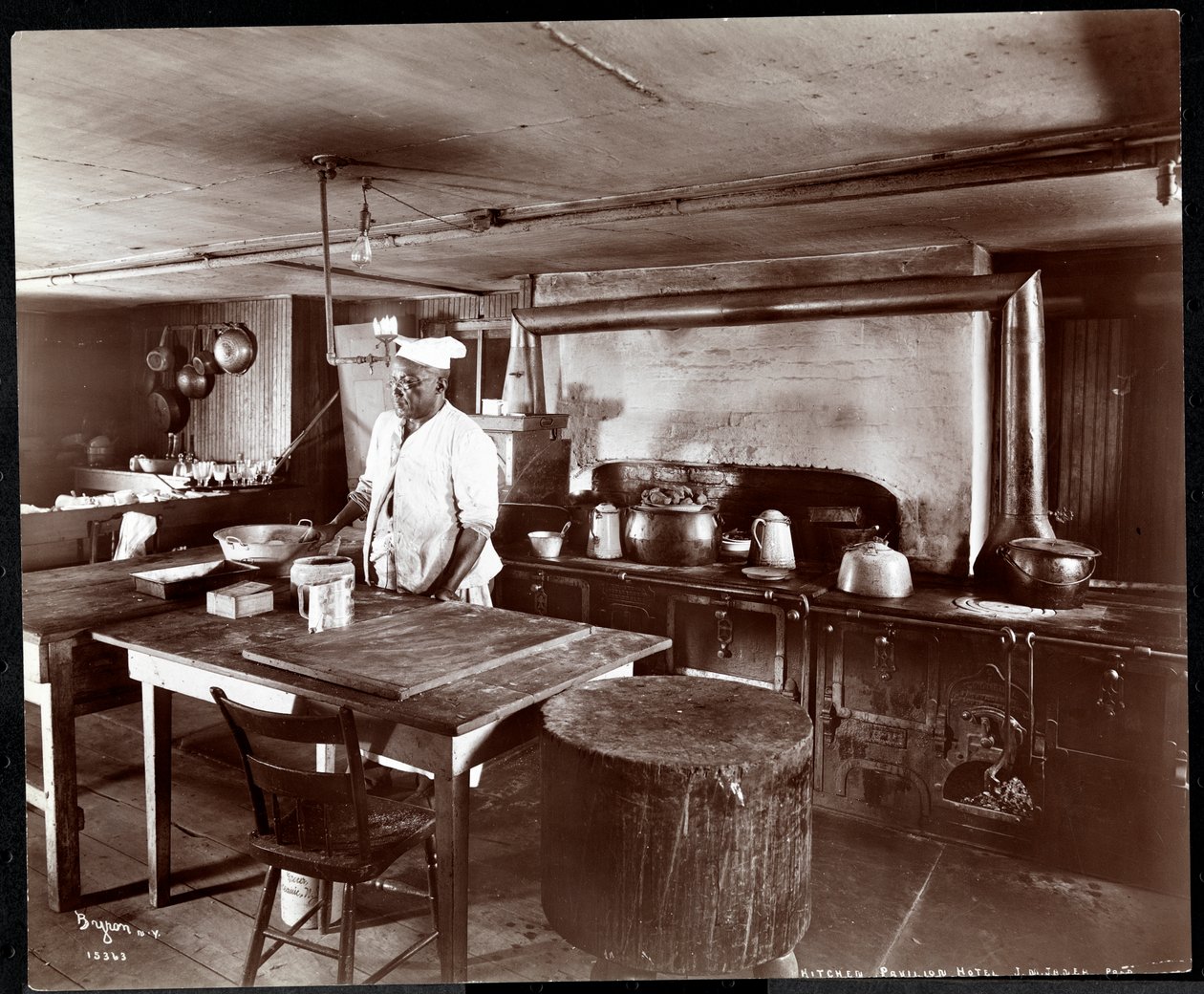 A cozinha do Janer&39;s Pavilion Hotel, em Red Bank, Nova Jersey, 1903 (impressão em gelatina de prata) de Byron Company