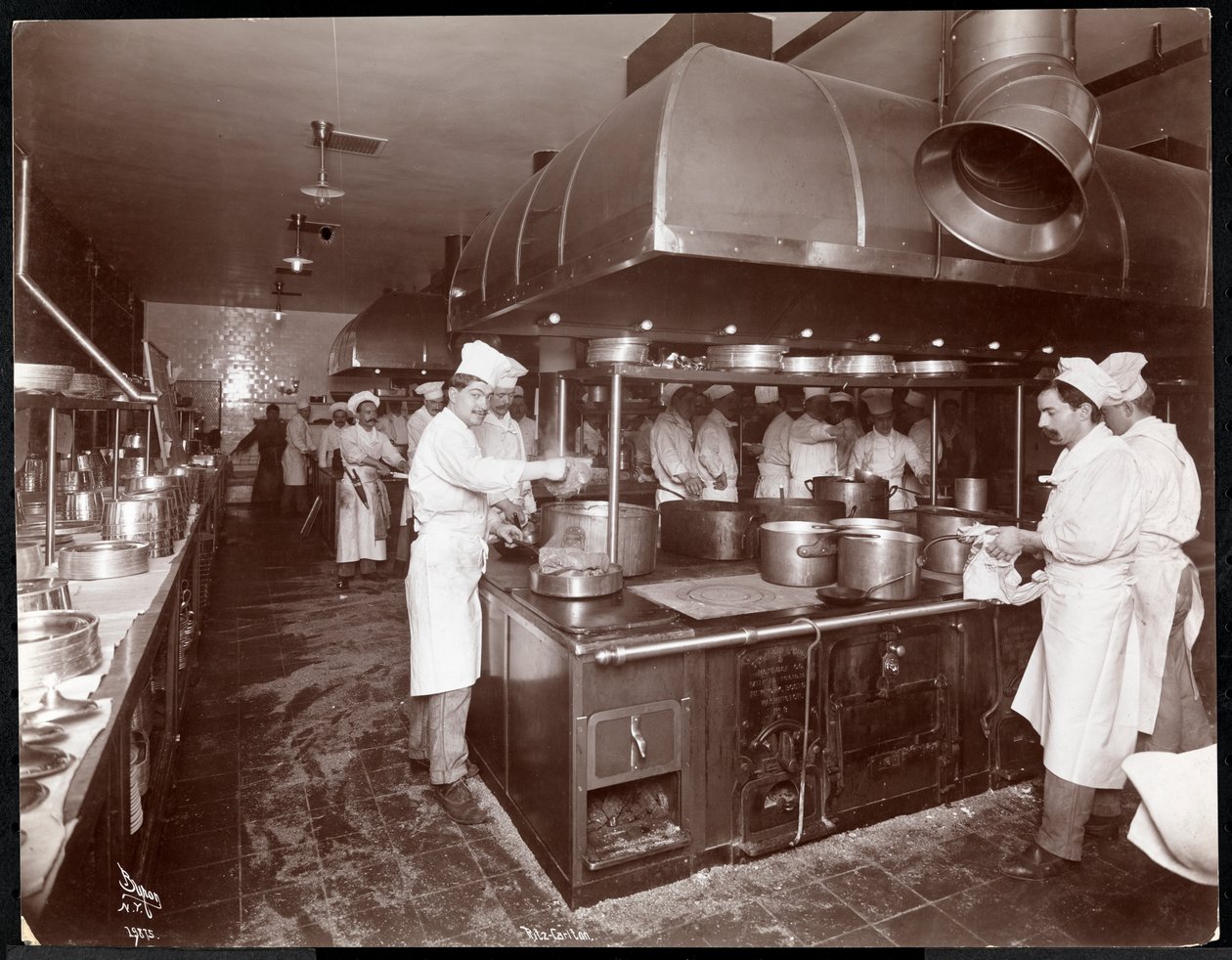 A cozinha do Ritz-Carlton Hotel, c.1910-11 (impressão em gelatina de prata) de Byron Company