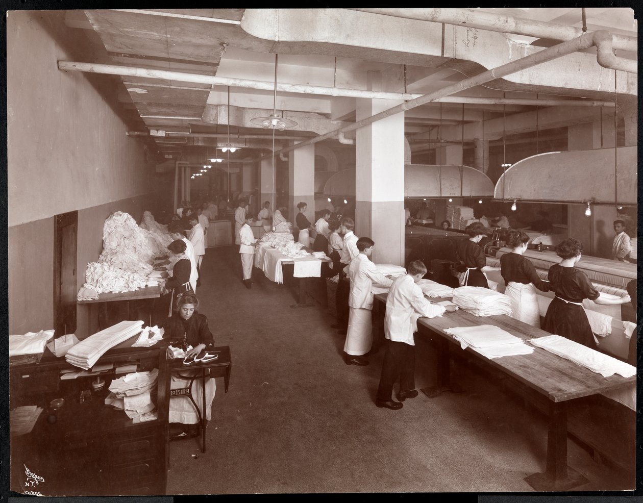A lavanderia do Hotel McAlpin, 1913 (impressão em gelatina de prata) de Byron Company