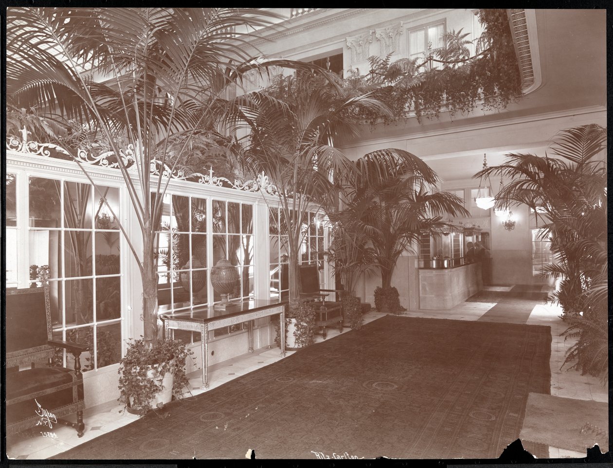 O lobby e o balcão de registo no Ritz-Carlton Hotel, c.1910-11 (impressão em gelatina prateada) de Byron Company
