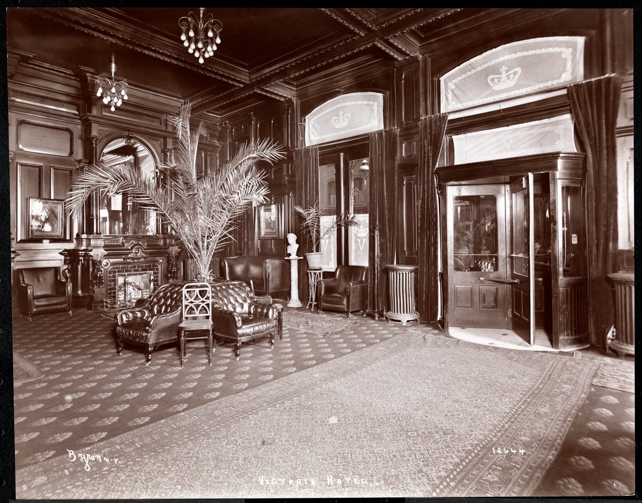 O lobby do Hotel Victoria, 1901 ou 1902 (impressão de gelatina de prata) de Byron Company