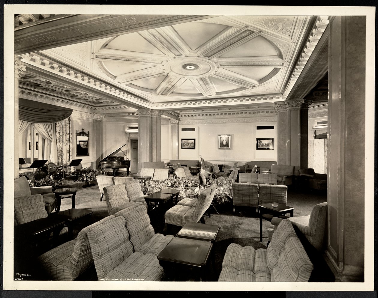 O salão, olhando para o leste no Hotel White, 37th Street e Lexington, Nova York, 8 de março de 1937 (impressão de gelatina de prata) de Byron Company