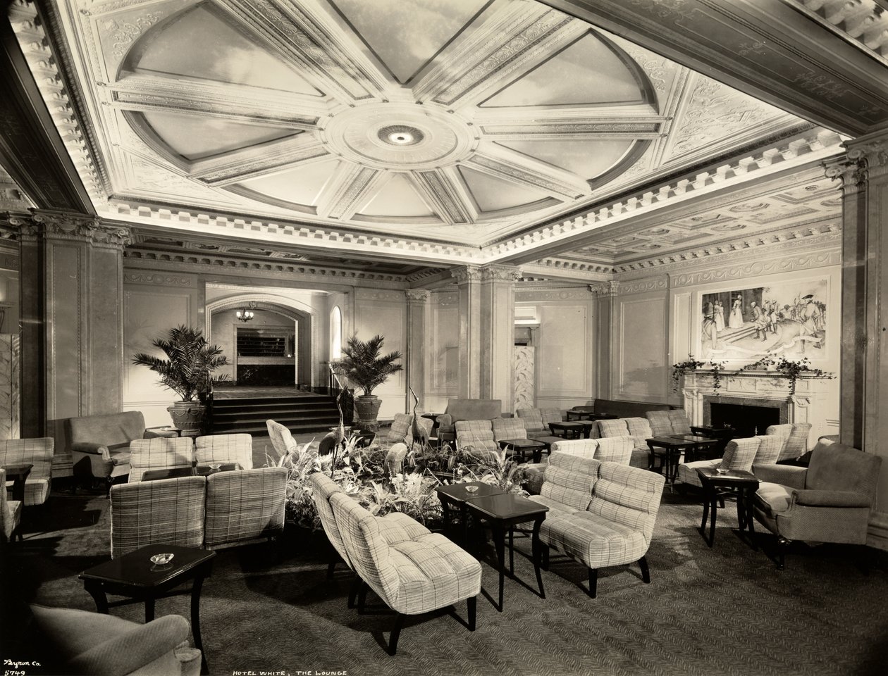 O salão, olhando para o sudoeste no Hotel White, 37th Street e Lexington Avenue, Nova York, 1937 (impressão de gelatina de prata) de Byron Company