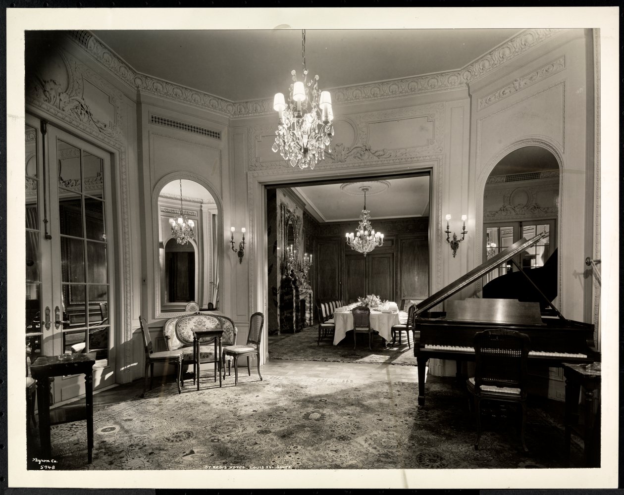A sala de música da Suíte Louis XVI no Hotel St. Regis, 1937 (impressão em gelatina de prata) de Byron Company
