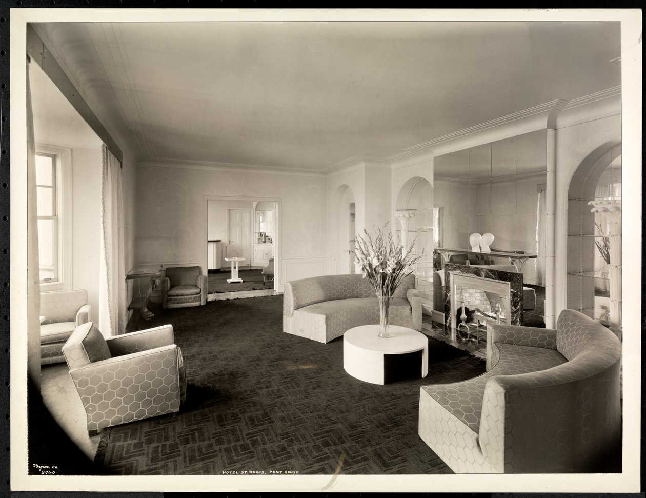 A sala de estar da cobertura do Hotel St. Regis, 1937 (impressão em gelatina de prata) de Byron Company