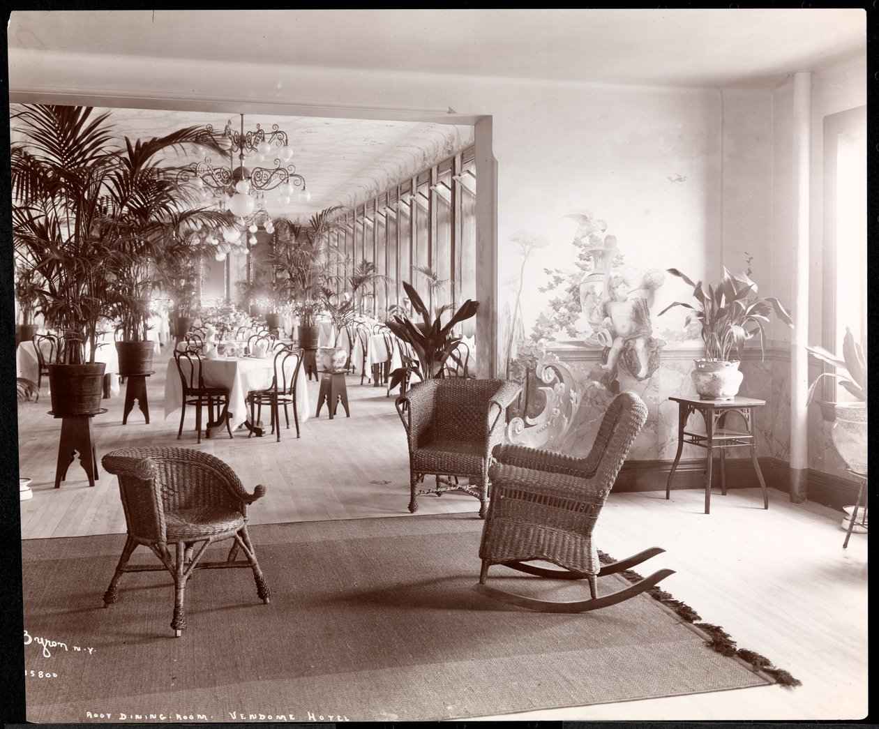 A sala de jantar do telhado no Vendome Hotel, 1903 (impressão em gelatina de prata) de Byron Company