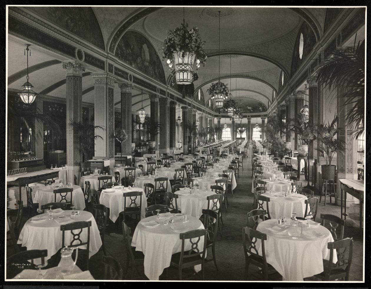 O restaurante no jardim do telhado do Hotel Pennsylvania, 1919 (impressão de gelatina de prata) de Byron Company