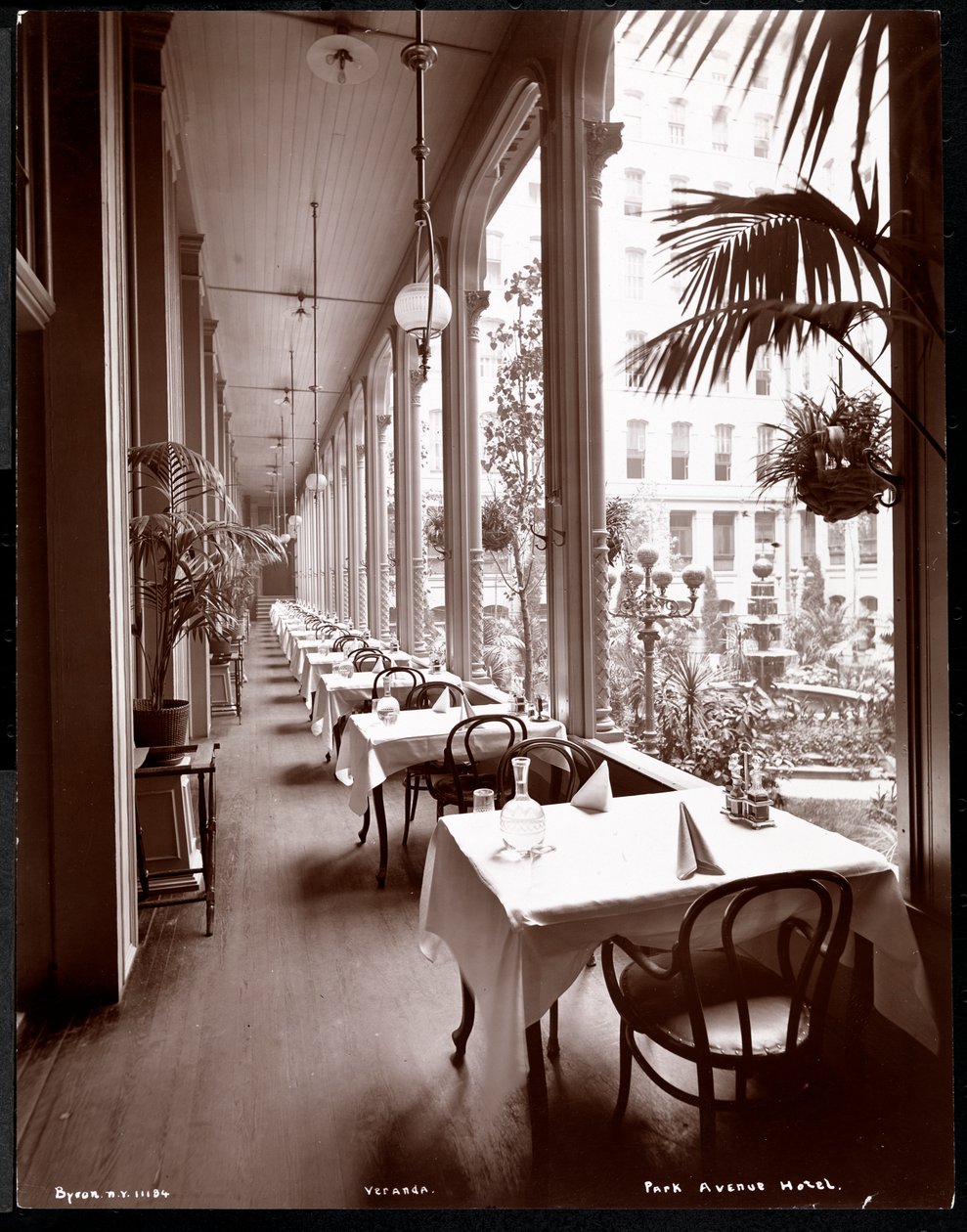 A varanda do Park Avenue Hotel, 1901 ou 1902 (impressão em gelatina de prata) de Byron Company