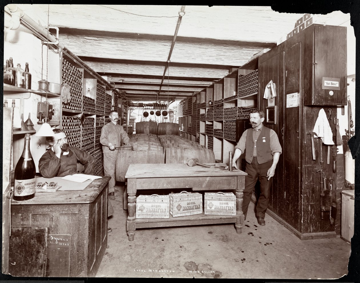 A adega do Hotel Manhattan, 1902 (impressão em gelatina de prata) de Byron Company