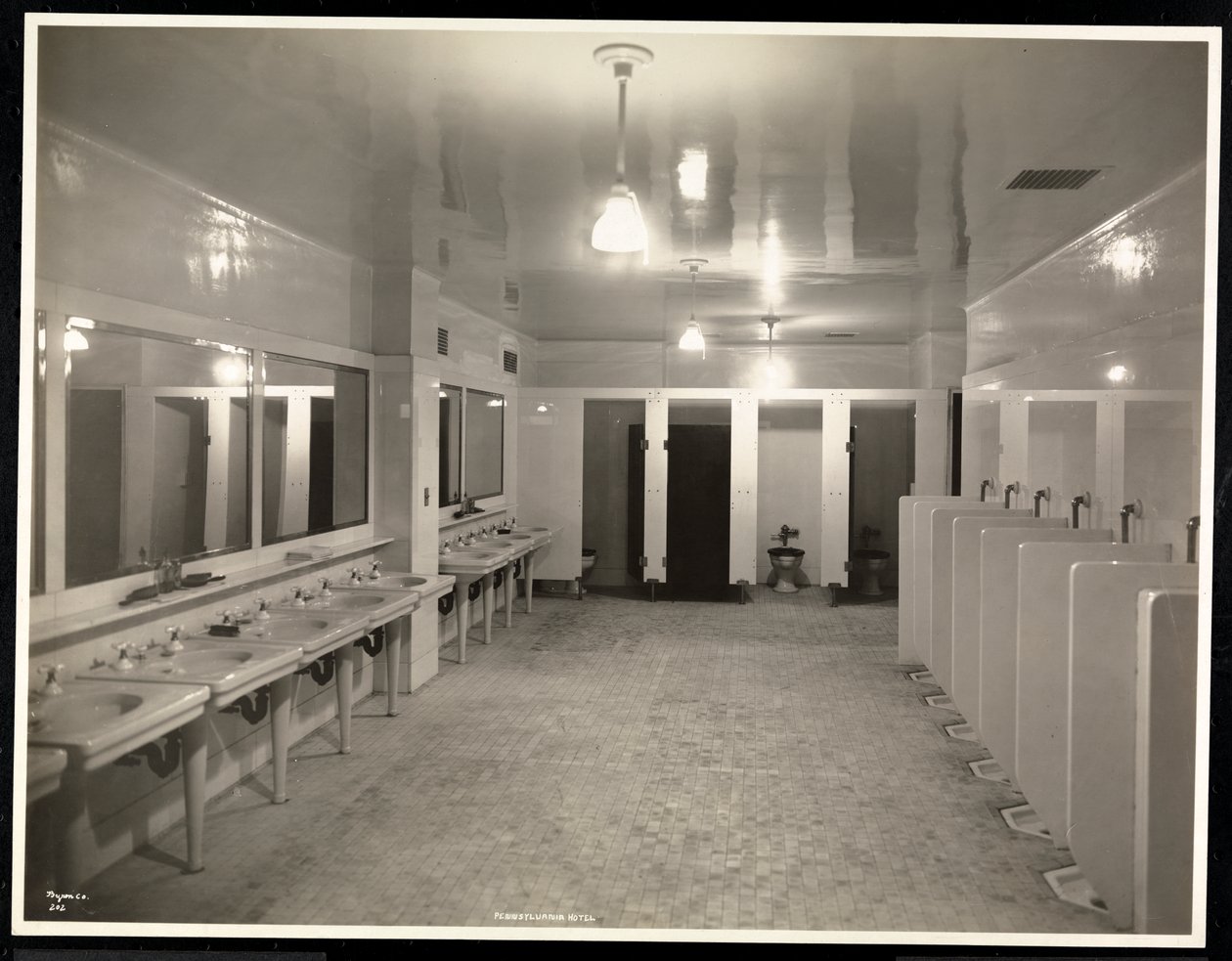Banheiros no Hotel Pennsylvania, 1918 (impressão em gelatina de prata) de Byron Company