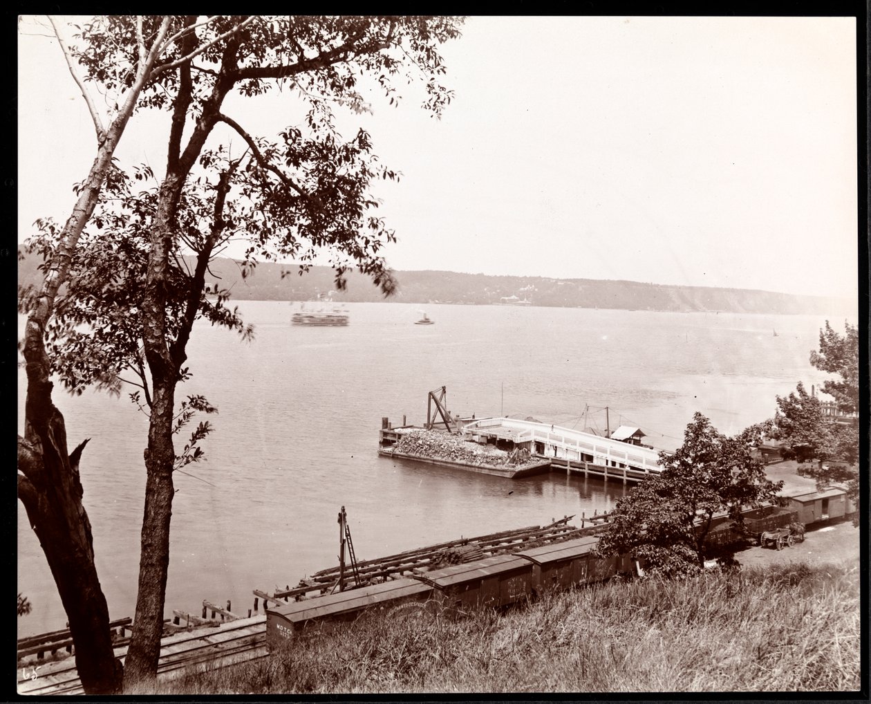 Ver nordeste da Riverside Drive e Park em direção ao rio Hudson, Nova York, c.1893 (impressão de gelatina de prata) de Byron Company