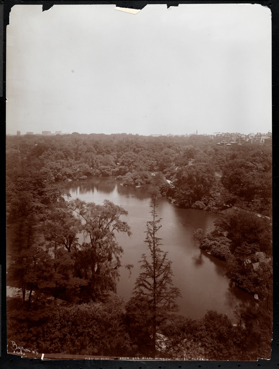 Vista do Central Park do 4º andar do Plaza Hotel, 5ª Avenida e 59th Street, 1907 (impressão em gelatina prateada) de Byron Company