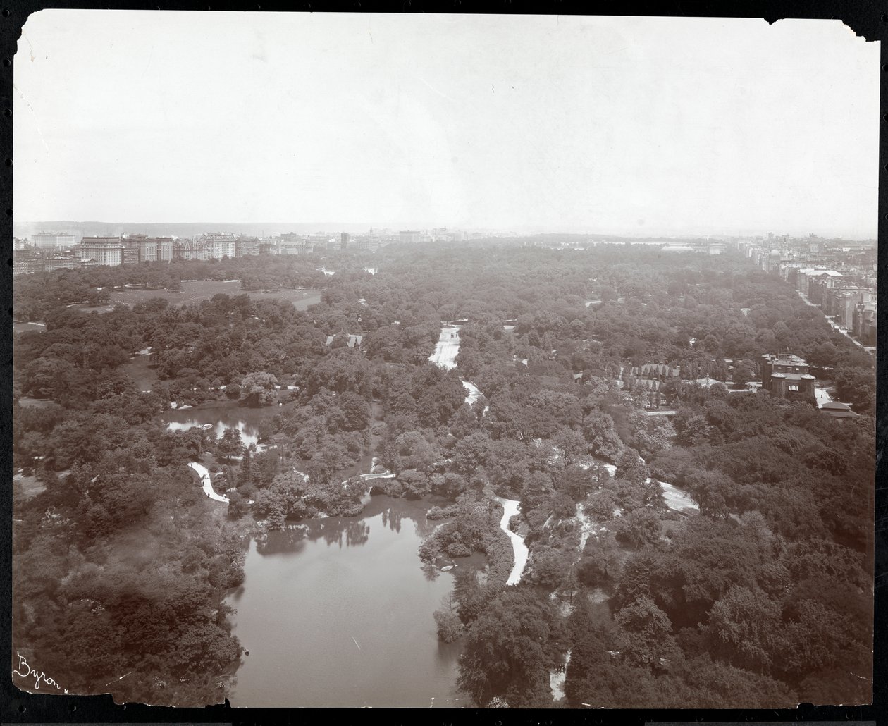 Vista do Central Park do Plaza Hotel, 5th Avenue e 59th Street, Nova York, c.1907 (impressão em gelatina prateada) de Byron Company
