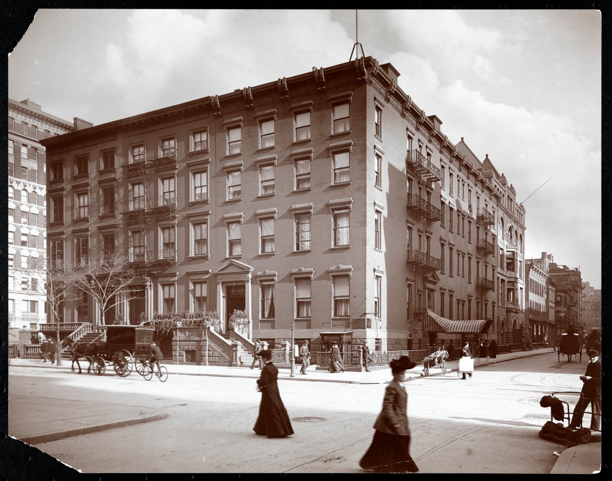 Vista do Hotel Kensington na Quinta Avenida, perto de Washington Square, Nova York, 1904 (impressão de gelatina de prata) de Byron Company